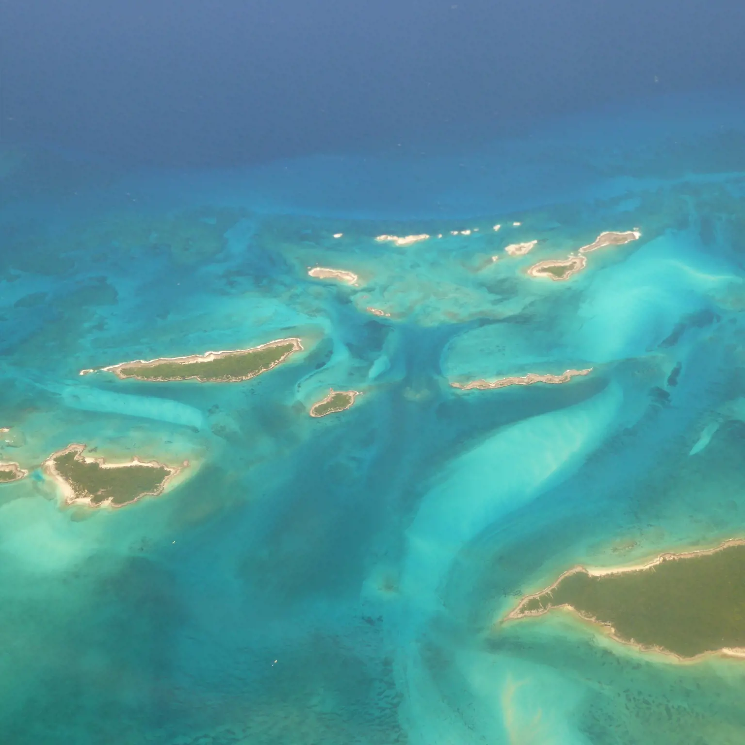 Die Inselwelt der Bahamas aus der Vogelperspektive
